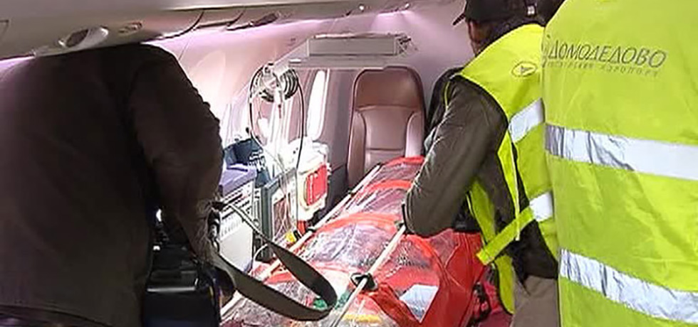 Ebola patients placed in the Putins capsule - protective transport bag for infected patient